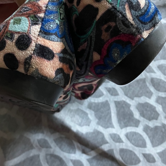 Comfortview Multicolor Patterned Flats - Picture 10 of 11